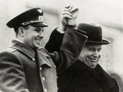 Гагарин и Хрущев на трибуне. Источник - ru.onlyimage.com