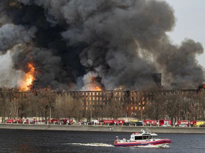 Пожар на фабрике "Невская мануфактура" в Санкт-Петербурге. Фото: Анатолий Мальцев/ЕРА/ТАСС