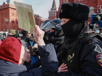 Протестующие и полиция на антивоенной акции 6.03.22. Фото: t.me/rtvimain