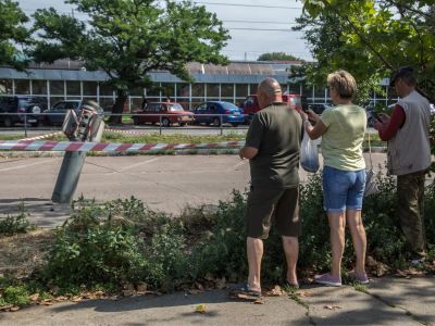 Жители Николаева фотографируют обломки ракеты. Фото: Oleksandr Ratushniak / EPA