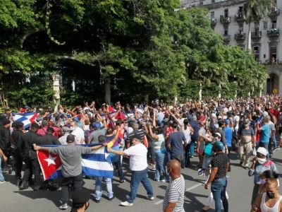 Столкновения протестующих с силовиками на Кубе. Фото: Reutrs