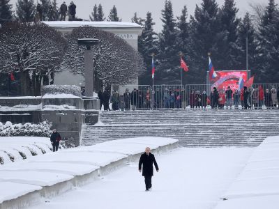 Владимир Путин на Пискаревском мемориальном кладбище в Санкт-Петербурге. Фото: Александр Демьянчук / ТАСС